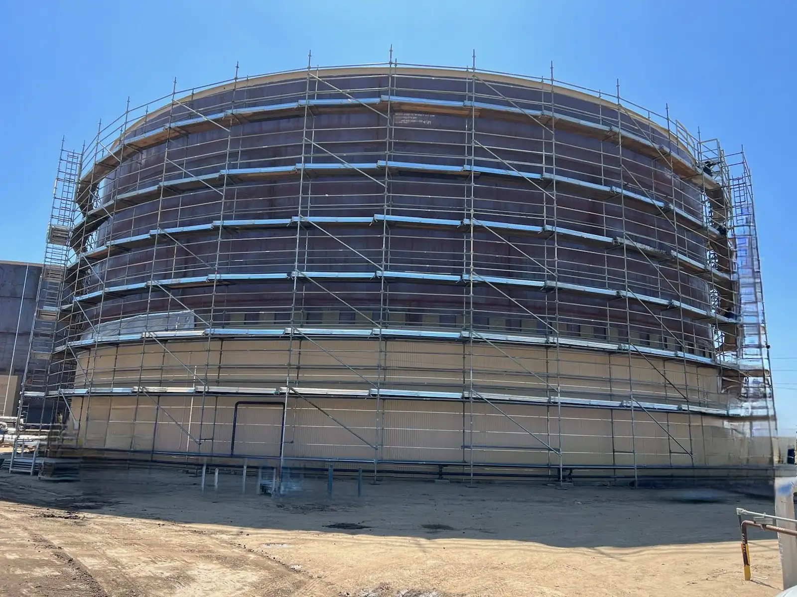 Scaffold ring built around a large round storage tank